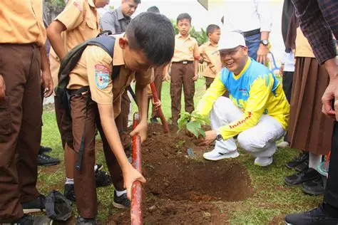 Guru menjelaskan tentang kesadaran lingkungan