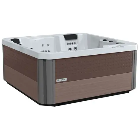Hands are pinched on the locking tub