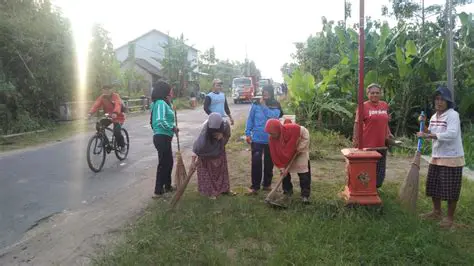 Kegiatan Gotong Royong Membersihkan Jalan Kampung