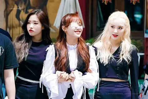 TWICE: Десятиліття Домінування та Безмежного Впливу на K-Pop Сцену